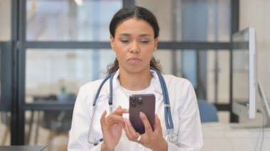 Afrikalı Kadın Doktor 'un Portresi Telefonu Kullanıyor