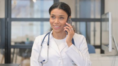 Telefonda Konuşan Afrikalı Kadın Doktor Portresi