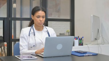 Laptop 'ta Yazan Afrikalı Kadın Doktor
