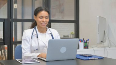 Afrikalı Kadın Doktor Hastayla İnternette Konuşuyor