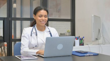 Afrikalı Kadın Doktor Hastayla İnternette Konuşuyor