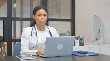 Afrikalı Kadın Doktor Hastanedeki Kameraya Bakıyor