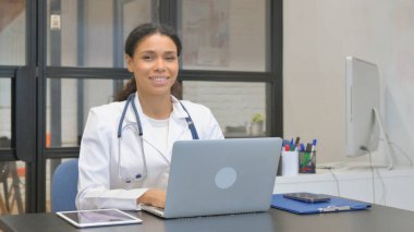 Afrikalı Kadın Doktor Hastanedeki Kamerada Gülümsüyor