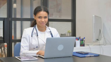 Afrikalı Kadın Doktor İnkâr Ediyor Kameraya Bakıyor