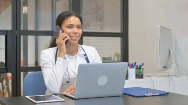 Hastanede Konuşan Afrikalı Kadın Doktor