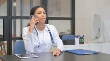 Afrikalı Kadın Doktor Telefonda konuşuyor
