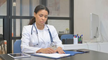 Afrikalı Kadın Doktor Hastanede Tıbbi Rapor Yazıyor