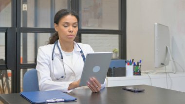 Afrika Kadın Doktoru Dijital Tablet Kullanıyor