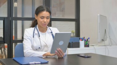 Afrikalı Kadın Doktor Tablet 'te Video Sohbeti Yapıyor