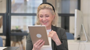 Çevrimiçi Ticaret Başarı İçin Heyecanlı Yaşlı İş Kadını Portresi