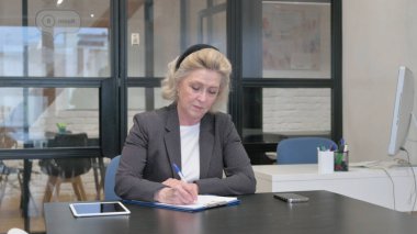 Kıdemli İş Kadını Ofiste Mektup Yazıyor