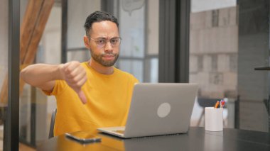 Yaratıcı Karışık Irk Adamından Başparmak İndirme