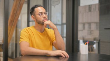 Düşünceli Yaratıcı Karışık Irk Adamı Yeni Fikirler Düşünüyor