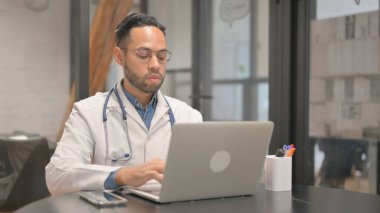 Laptop 'ta Yazan Afrikalı Erkek Doktor