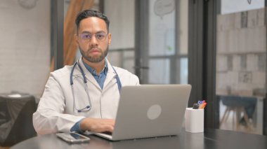 Afrikalı Erkek Doktor Klinikteki Kameraya Bakıyor