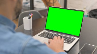 Yeşil Ekran ile Dizüstü kullanan Afrikalı Adam