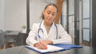 Çok Irklı Kadın Doktor Hastanede Tıbbi Rapor Yazıyor