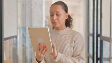 Dijital Tablet Üzerinde Çalışan Çok Irklı Kadın Portresi