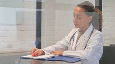 Çok Irklı Kadın Doktor Hastanede Tıbbi Rapor Çalışıyor