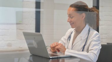 İnternette Hasta ile Çok Irklı Kadın Doktor Konuşuyor