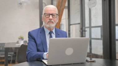 Office kamerada bakarak ciddi iş adamı