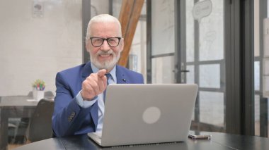 Kıdemli İşadamı İşyerindeki Kamerayı Gösteriyor