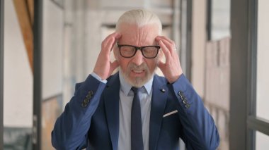 Ofisinde Baş Ağrısı Olan Eski İş Adamının Portresi