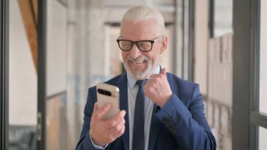 Telefonda Başarı Kutlaması yapan Eski İş Adamının Portresi