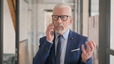 Telefonda Öfkeli Yaşlı İş Adamı Tartışıyor