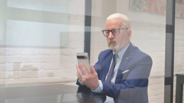 Kıdemli İşadamı İş Yeri 'nde İnternet Tarayıcı