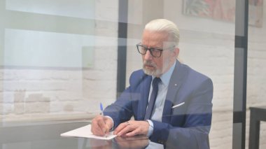 Kıdemli İşadamı İş Yeri 'nde Mektup Yazıyor