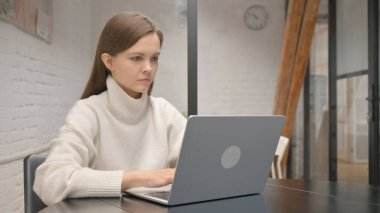 Çalışma Alanındaki Dizüstü Bilgisayarda Yazan Genç Kadın