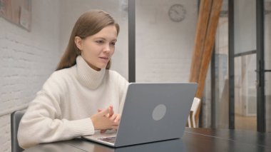 Laptop ile Video Sohbeti Yapan Genç Kadın