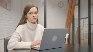 Ofisteki Kameraya Ciddi Bakan Genç Kadın