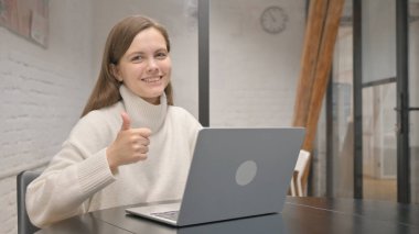 Ofisteki Kameraya Bakan Genç Kadın 'dan Baş Parmakla