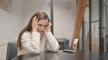 Gergin Genç Kadın Çalışma Alanında Sinirli ve Kararsız