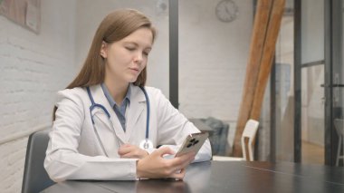 Genç Kadın Doktor Telefonda Video Sohbeti Yapıyor