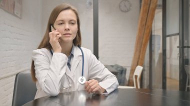 Hastanedeki Genç Kadın Doktor 'dan Telefon Konuşması