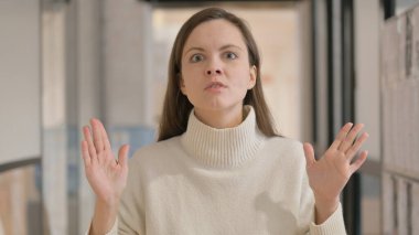 Tatmin Olmayan Genç Kadın Tartışıyor Portresi