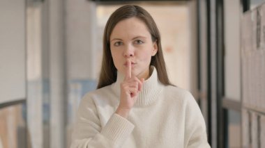 Sessizlik isteyen genç bir kadının portresi, Dudaktaki parmak