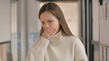 İyi hissetmeyen Öksüren Genç Kadın Portresi