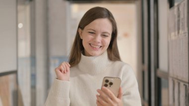 Telefonda Video Sohbeti Yapan Genç Kadın Portresi