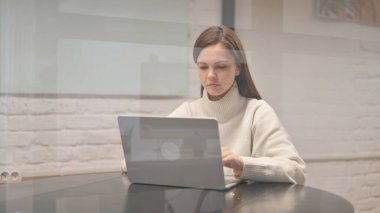 Çalışma Alanındaki Dizüstü Bilgisayarda Yazan Genç Kadın