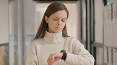 Bekleyen Genç Kadın Akıllı Saat 'te Zamanı Kontrol Ediyor
