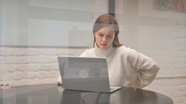 Çalışma Alanında Sırt Yorgunluğu ve Ağrısı Olan Genç Kadın