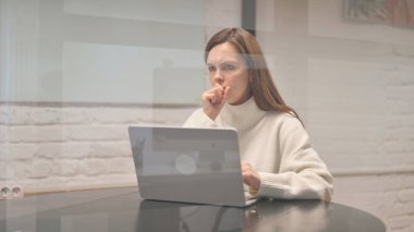 Hasta Genç Kadın Çalışma Odasında Öksürüyor