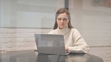 Ofisteki Kameraya Ciddi Bakan Genç Kadın