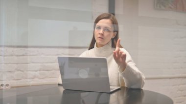 Ofisteki Kameraya Bakarken İnkâr Eden Genç Kadın