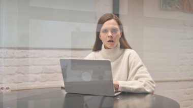 Kameraya bakarken şaşıran genç kadın.