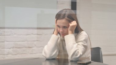 Gergin Genç Kadın Çalışma Alanında Sinirli ve Kararsız